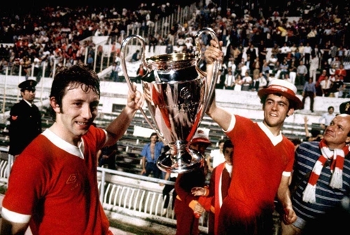Jimmy (left) holding the European Cup with his team mate Ray Kennedy in 1977, after beating Borussia Monchengladbach 3-1 (Photo Credit: PA Images)