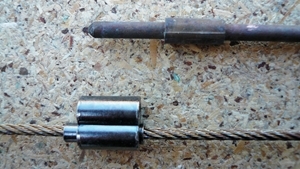 Copper wire tealer (top) and (below) the snare cable showing one style of tealer-clip. Note the collar on the tealer which prevents the clip sliding down